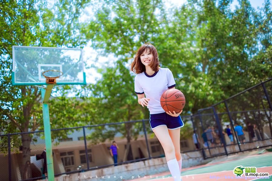 打篮球的女生 可爱图片
